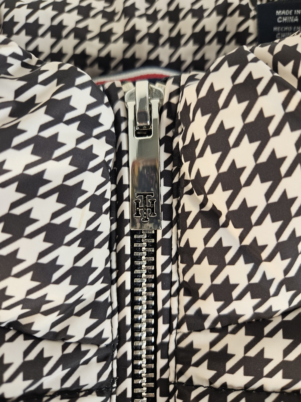 Tommy Hilfiger Black and White Houndstooth Quilted Puffer Vest Like New - Picture 2 of 13